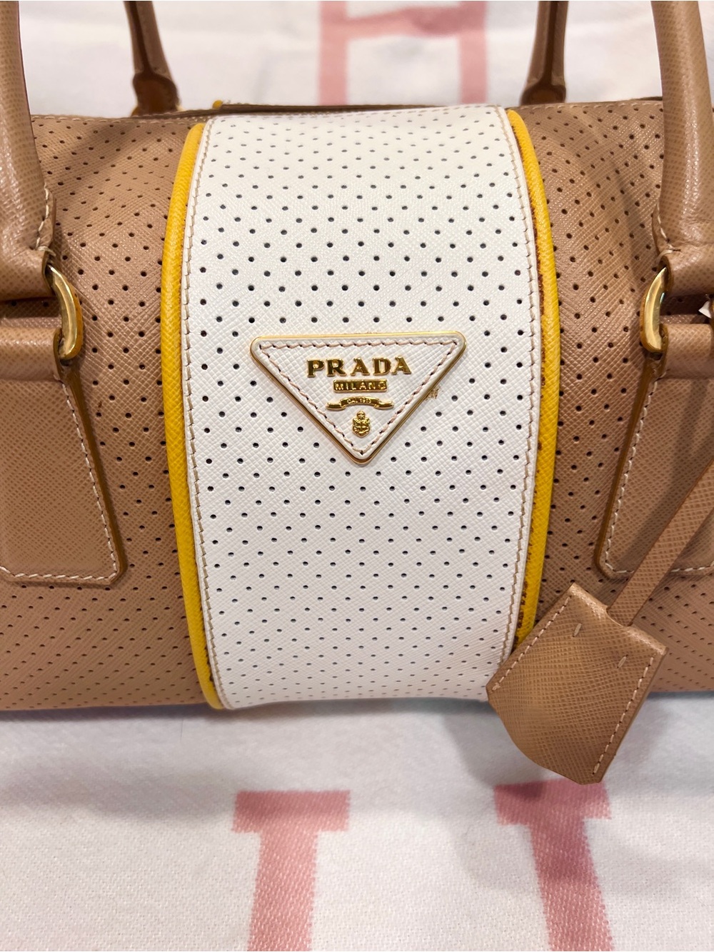 PRADA⭐️Vitello Daino Tan and White Perforated Leather Large Prada Barrel Hobo!⭐️ - Picture 4 of 16